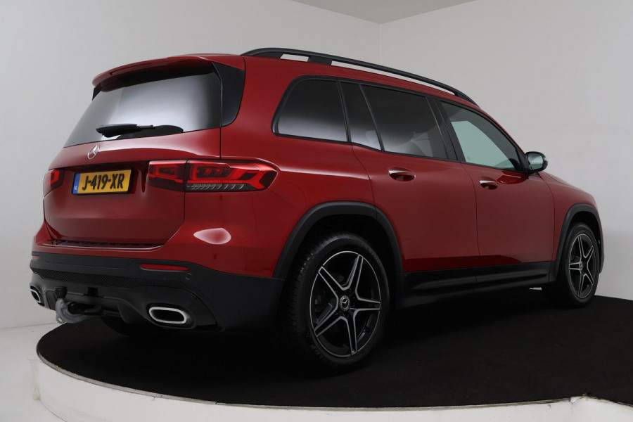 Mercedes-Benz Glb 200 Business Solution AMG (PANORAMADAK, SFEERVERLICHTING, TREKHAAK, STOELVERWARMING, GOED ONDERHOUD)
