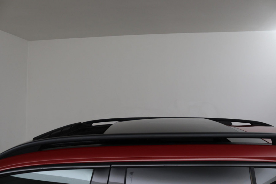 Mercedes-Benz Glb 200 Business Solution AMG (PANORAMADAK, SFEERVERLICHTING, TREKHAAK, STOELVERWARMING, GOED ONDERHOUD)