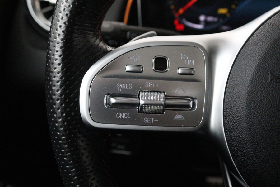 Mercedes-Benz Glb 200 Business Solution AMG (PANORAMADAK, SFEERVERLICHTING, TREKHAAK, STOELVERWARMING, GOED ONDERHOUD)
