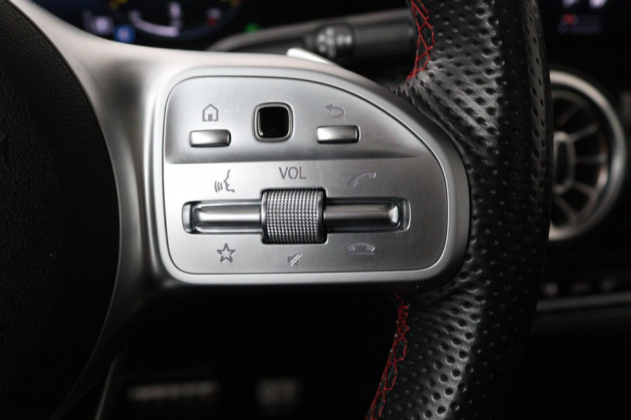 Mercedes-Benz Glb 200 Business Solution AMG (PANORAMADAK, SFEERVERLICHTING, TREKHAAK, STOELVERWARMING, GOED ONDERHOUD)