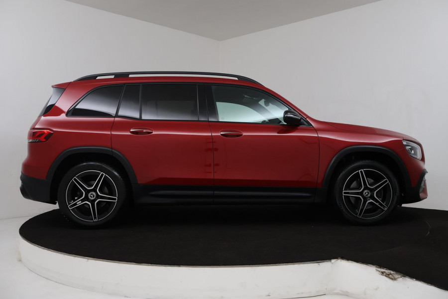 Mercedes-Benz Glb 200 Business Solution AMG (PANORAMADAK, SFEERVERLICHTING, TREKHAAK, STOELVERWARMING, GOED ONDERHOUD)