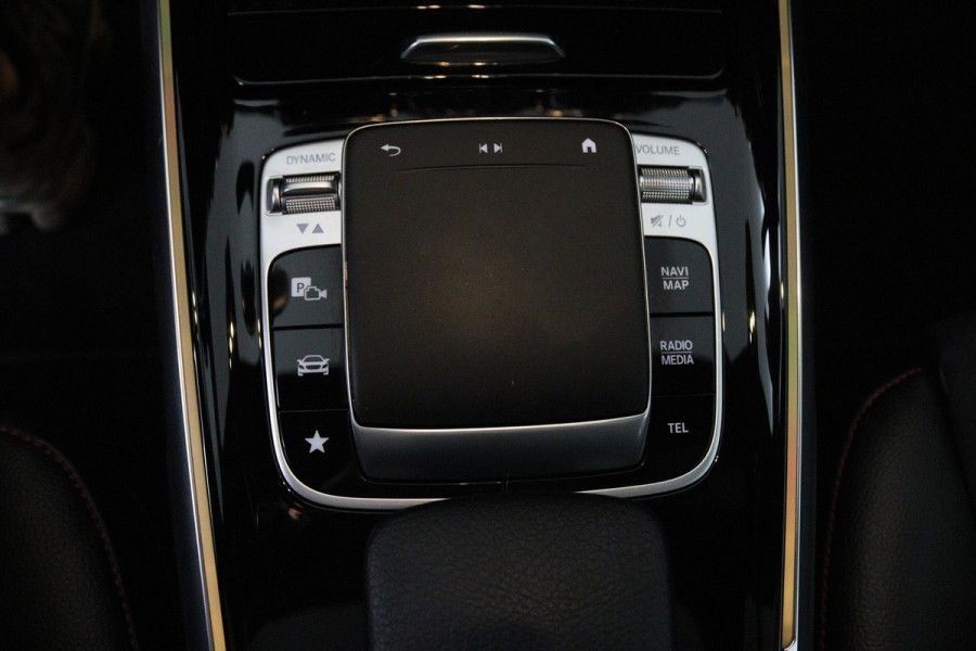 Mercedes-Benz Glb 200 Business Solution AMG (PANORAMADAK, SFEERVERLICHTING, TREKHAAK, STOELVERWARMING, GOED ONDERHOUD)