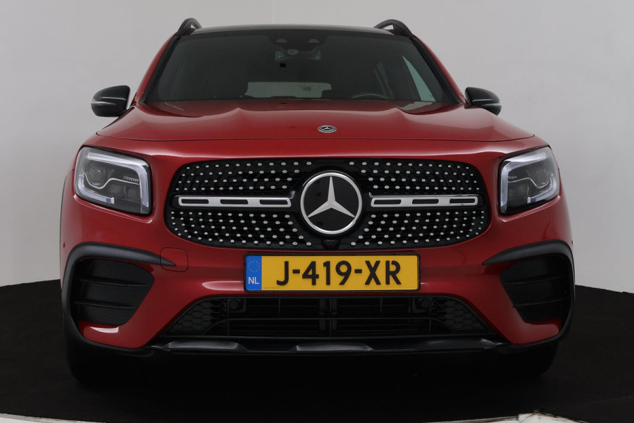 Mercedes-Benz Glb 200 Business Solution AMG (PANORAMADAK, SFEERVERLICHTING, TREKHAAK, STOELVERWARMING, GOED ONDERHOUD)