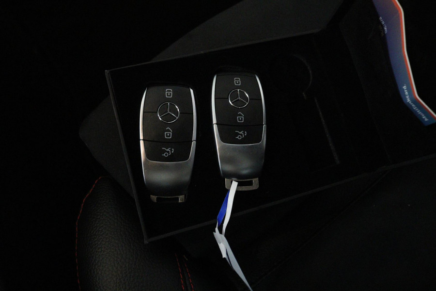 Mercedes-Benz Glb 200 Business Solution AMG (PANORAMADAK, SFEERVERLICHTING, TREKHAAK, STOELVERWARMING, GOED ONDERHOUD)