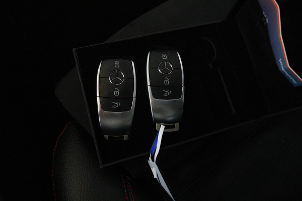 Mercedes-Benz Glb 200 Business Solution AMG (PANORAMADAK, SFEERVERLICHTING, TREKHAAK, STOELVERWARMING, GOED ONDERHOUD)