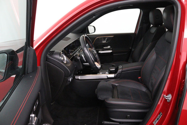 Mercedes-Benz Glb 200 Business Solution AMG (PANORAMADAK, SFEERVERLICHTING, TREKHAAK, STOELVERWARMING, GOED ONDERHOUD)