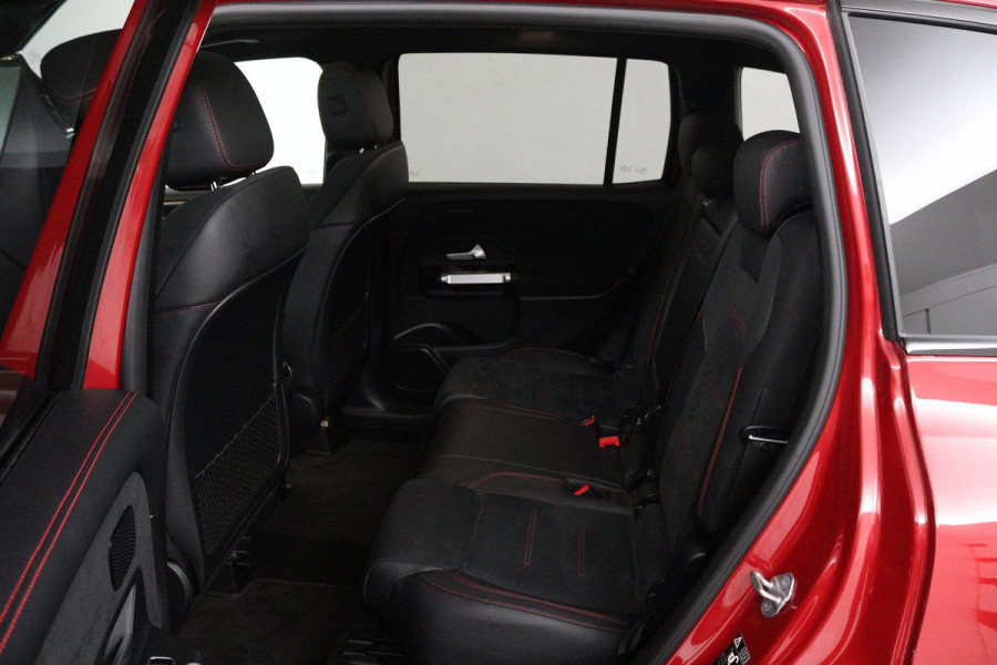 Mercedes-Benz Glb 200 Business Solution AMG (PANORAMADAK, SFEERVERLICHTING, TREKHAAK, STOELVERWARMING, GOED ONDERHOUD)