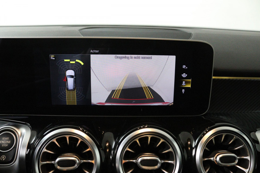 Mercedes-Benz Glb 200 Business Solution AMG (PANORAMADAK, SFEERVERLICHTING, TREKHAAK, STOELVERWARMING, GOED ONDERHOUD)
