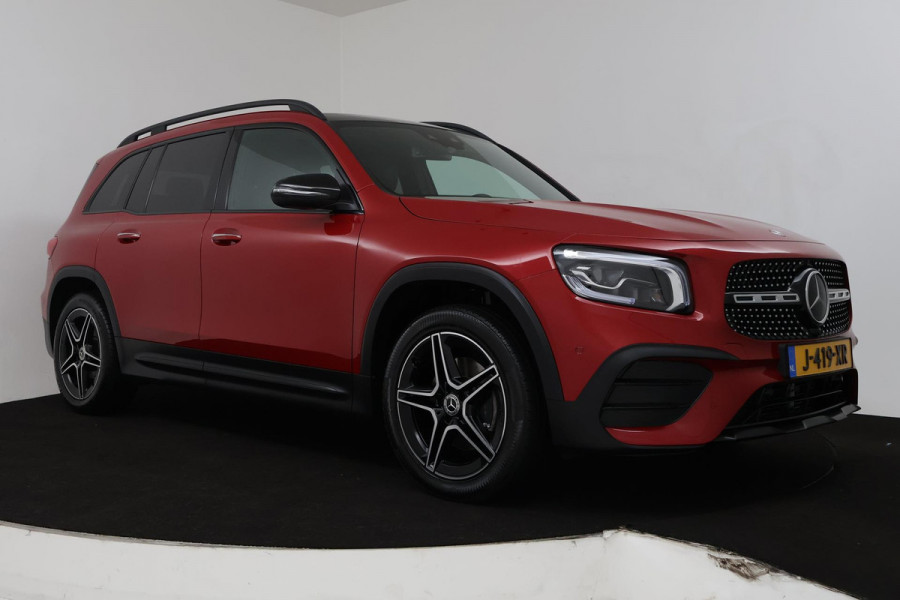 Mercedes-Benz Glb 200 Business Solution AMG (PANORAMADAK, SFEERVERLICHTING, TREKHAAK, STOELVERWARMING, GOED ONDERHOUD)