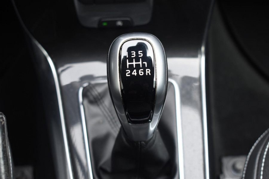 Volvo V40 T2 122PK Nordic+ / Navigatie / Camera / Cruise Control / Stoelverwarming / LM Velgen /