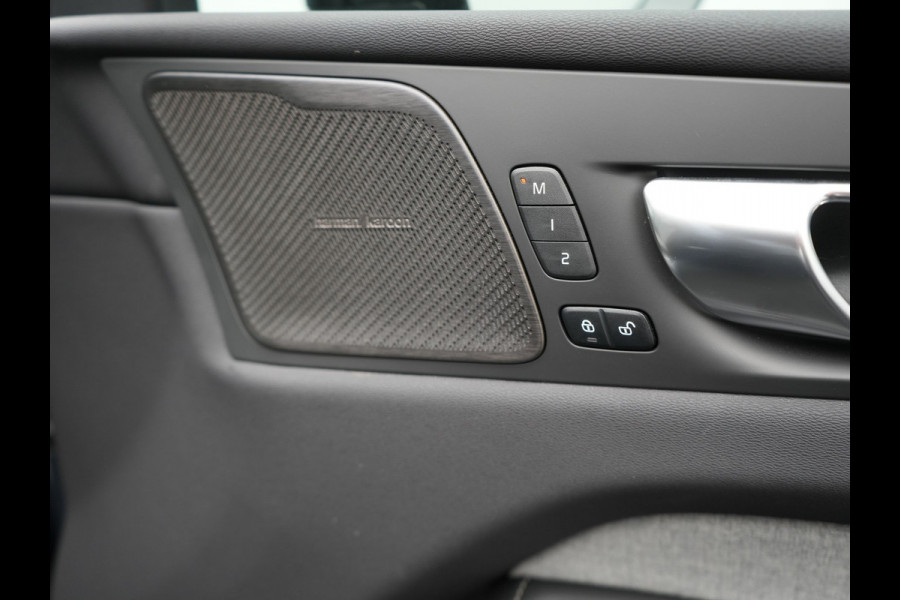 Volvo XC60 T8 Plug-in hybrid AWD Ultimate Dark PHEV | Panodak | Trekhaak af Fabriek  | Adaptive Cruise | Head Up | Tailored Wool Sportstoelen Memory | Harman Kardon | 360 Camera | 20"L.M | Keyless | Google Maps |