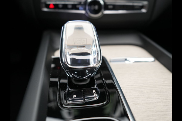 Volvo XC60 T8 Plug-in hybrid AWD Ultimate Dark PHEV | Panodak | Trekhaak af Fabriek  | Adaptive Cruise | Head Up | Tailored Wool Sportstoelen Memory | Harman Kardon | 360 Camera | 20"L.M | Keyless | Google Maps |