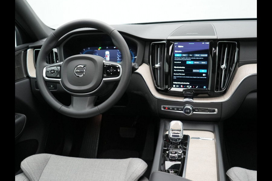 Volvo XC60 T8 Plug-in hybrid AWD Ultimate Dark PHEV | Panodak | Trekhaak af Fabriek  | Adaptive Cruise | Head Up | Tailored Wool Sportstoelen Memory | Harman Kardon | 360 Camera | 20"L.M | Keyless | Google Maps |
