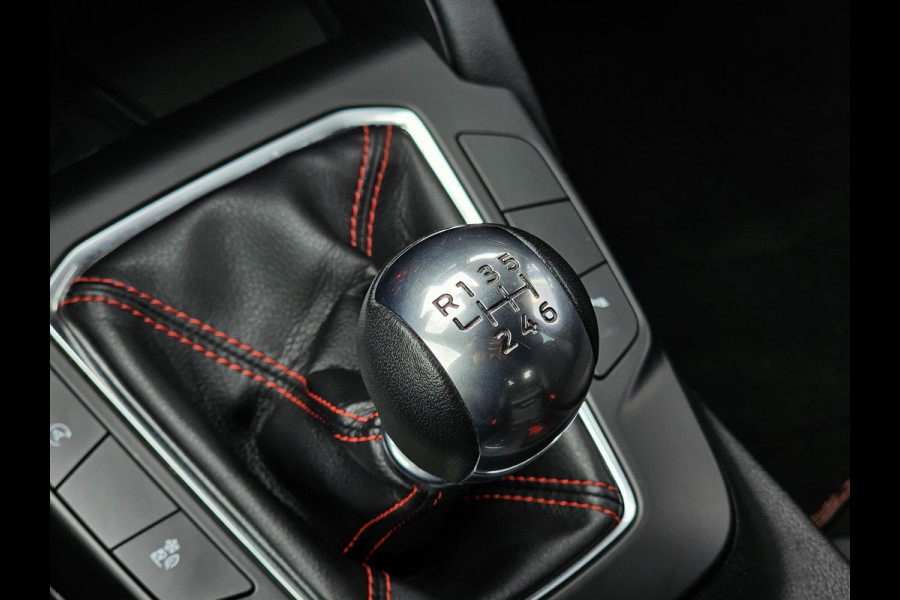 Ford Kuga 1.5 EcoBoost ST-Line 150pk | Winter Pack | Camera | Navigatie | Half leder | Full led | Rode remklauwen