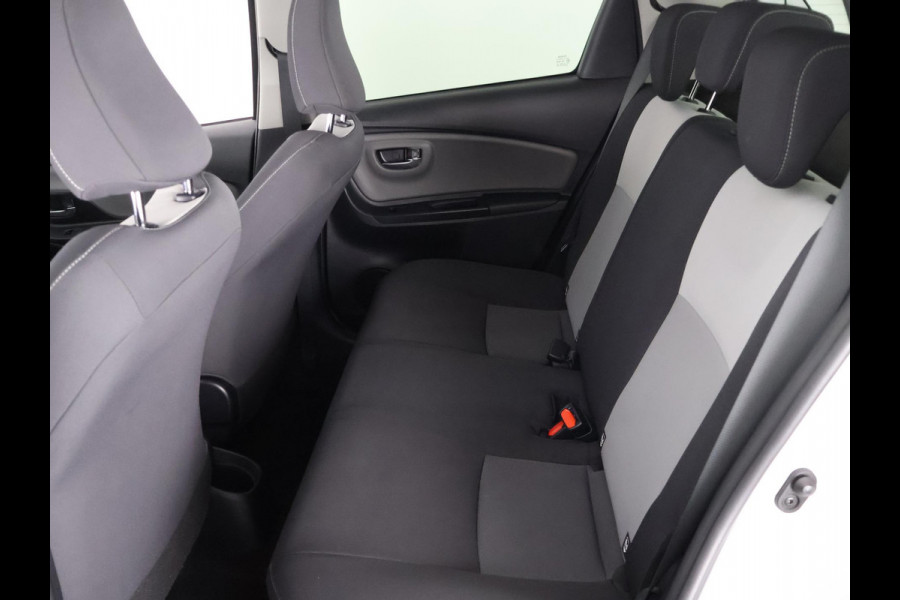 Toyota Yaris 1.5 HYBRID DESIGN SPORT BI-TONE AUTOMAAT CLOUD NAVIGATIE. BIJNA 2020.CAMERA. GARANTIE TOT 2030