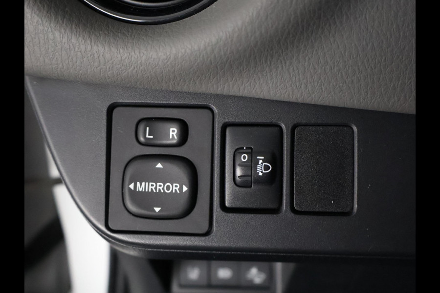 Toyota Yaris 1.5 HYBRID DESIGN SPORT BI-TONE AUTOMAAT CLOUD NAVIGATIE. BIJNA 2020.CAMERA. GARANTIE TOT 2030