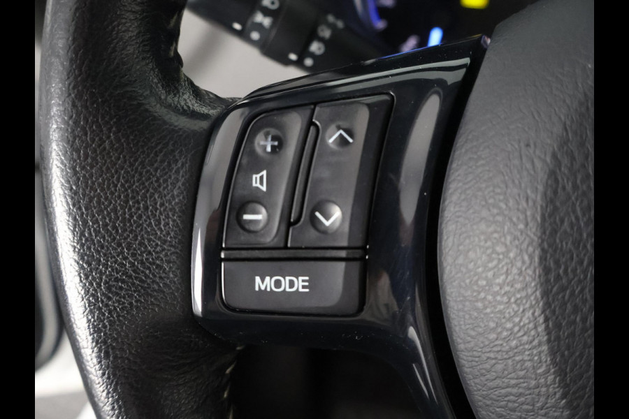 Toyota Yaris 1.5 HYBRID DESIGN SPORT BI-TONE AUTOMAAT CLOUD NAVIGATIE. BIJNA 2020.CAMERA. GARANTIE TOT 2030