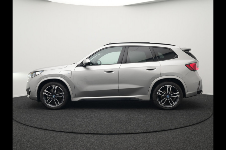BMW X1 xDrive30e M Sport Plug In Hybrid 326pk PHEV | Trekhaak af Fabriek | Panodak | Adaptive Cruise | Widescreen Navi | 360 Camera | Alcantara Sportstoelen Massage & Memory | Harman Kardon |