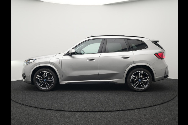 BMW X1 xDrive30e M Sport Plug In Hybrid 326pk PHEV | Trekhaak af Fabriek | Panodak | Adaptive Cruise | Widescreen Navi | 360 Camera | Alcantara Sportstoelen Massage & Memory | Harman Kardon |