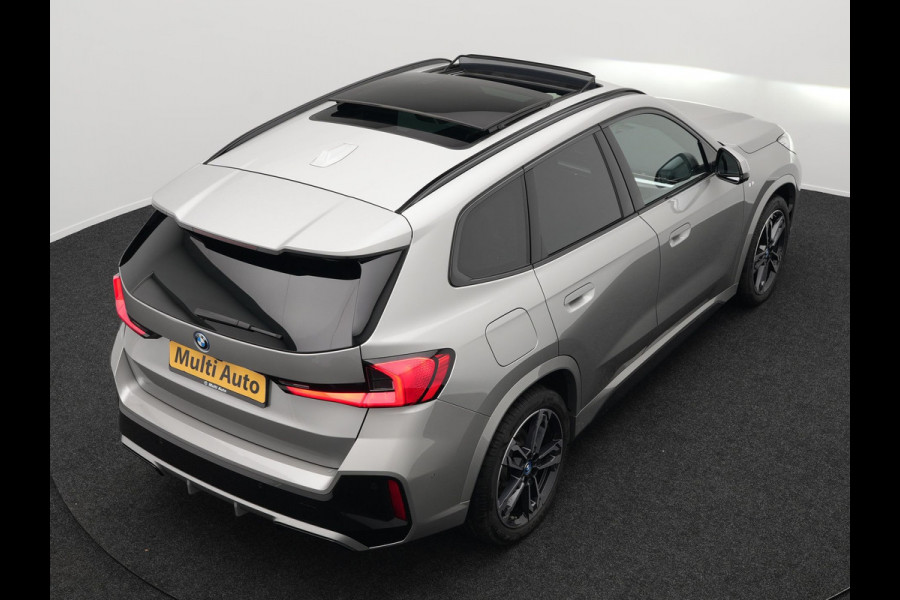BMW X1 xDrive30e M Sport Plug In Hybrid 326pk PHEV | Trekhaak af Fabriek | Panodak | Adaptive Cruise | Widescreen Navi | 360 Camera | Alcantara Sportstoelen Massage & Memory | Harman Kardon |