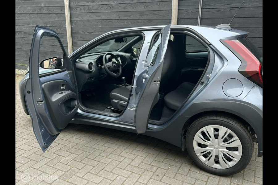 Toyota Aygo X 1.0 VVT-i S-CVT AUTOMAAT Envy Clima / Camera / Carplay / 14.315 KM / nov 2024!!!