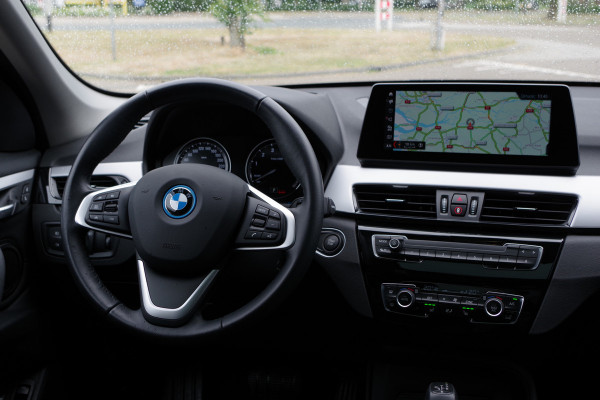 BMW X1 xDrive25e eDrive Edition 222 PK PHEV, Panoramadak, Trekhaak, Camera, LED Koplampen, Cruise Control