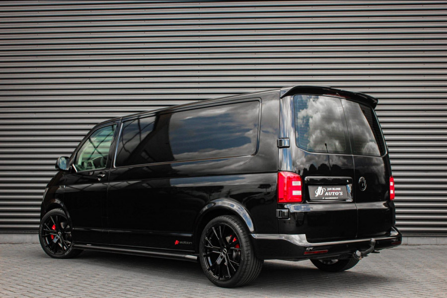 Volkswagen Transporter 2.0 TDI L2H1 150PK / APPLE CARPLAY / VERLAAGD / ALCANTARA STUUR / FULL BLACK / TREKAAK / SPOILER / CRUISE