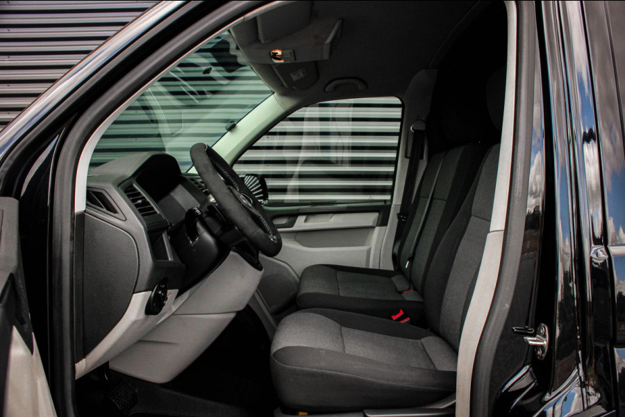 Volkswagen Transporter 2.0 TDI L2H1 150PK / APPLE CARPLAY / VERLAAGD / ALCANTARA STUUR / FULL BLACK / TREKAAK / SPOILER / CRUISE
