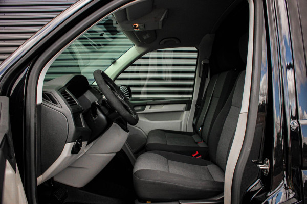 Volkswagen Transporter 2.0 TDI L2H1 150PK / APPLE CARPLAY / VERLAAGD / ALCANTARA STUUR / FULL BLACK / TREKAAK / SPOILER / CRUISE