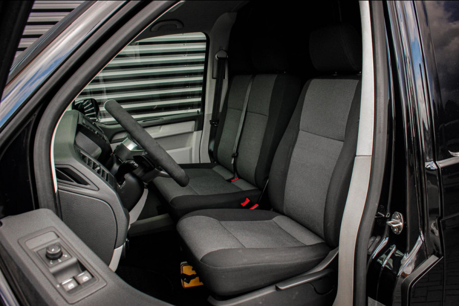 Volkswagen Transporter 2.0 TDI L2H1 150PK / APPLE CARPLAY / VERLAAGD / ALCANTARA STUUR / FULL BLACK / TREKAAK / SPOILER / CRUISE