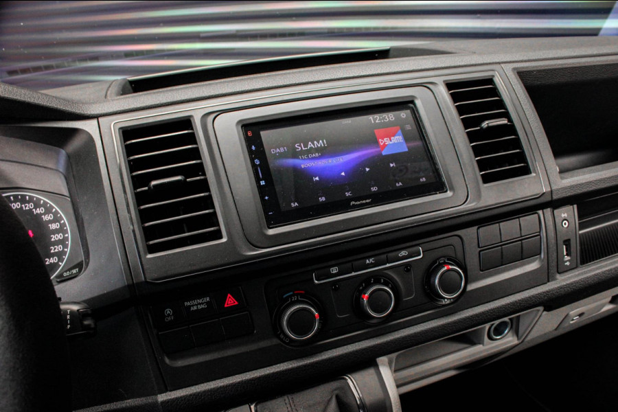 Volkswagen Transporter 2.0 TDI L2H1 150PK / APPLE CARPLAY / VERLAAGD / ALCANTARA STUUR / FULL BLACK / TREKAAK / SPOILER / CRUISE