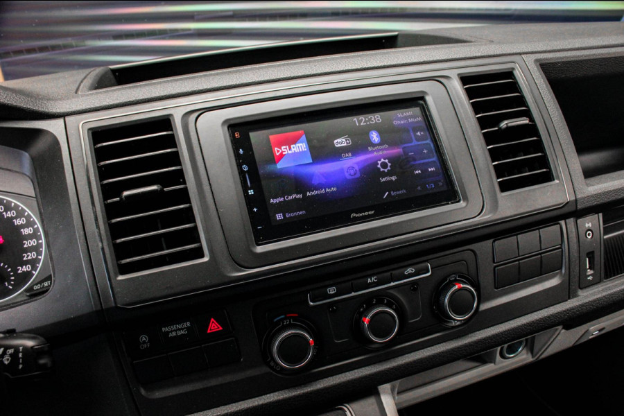 Volkswagen Transporter 2.0 TDI L2H1 150PK / APPLE CARPLAY / VERLAAGD / ALCANTARA STUUR / FULL BLACK / TREKAAK / SPOILER / CRUISE