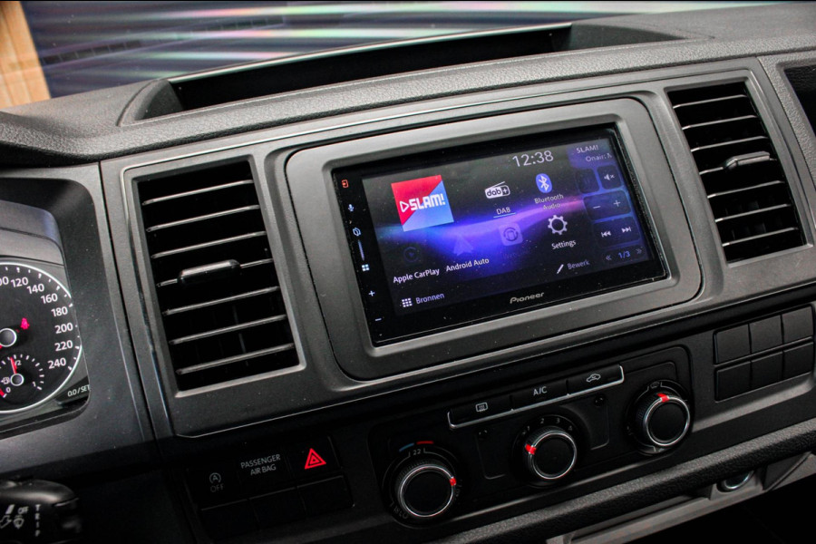 Volkswagen Transporter 2.0 TDI L2H1 150PK / APPLE CARPLAY / VERLAAGD / ALCANTARA STUUR / FULL BLACK / TREKAAK / SPOILER / CRUISE