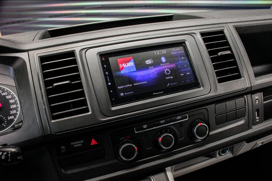 Volkswagen Transporter 2.0 TDI L2H1 150PK / APPLE CARPLAY / VERLAAGD / ALCANTARA STUUR / FULL BLACK / TREKAAK / SPOILER / CRUISE