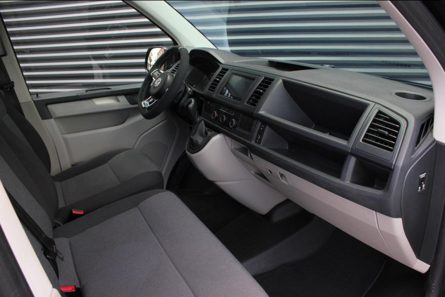 Volkswagen Transporter 2.0 TDI L2H1 150PK / APPLE CARPLAY / VERLAAGD / ALCANTARA STUUR / FULL BLACK / TREKAAK / SPOILER / CRUISE