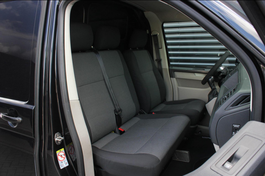 Volkswagen Transporter 2.0 TDI L2H1 150PK / APPLE CARPLAY / VERLAAGD / ALCANTARA STUUR / FULL BLACK / TREKAAK / SPOILER / CRUISE