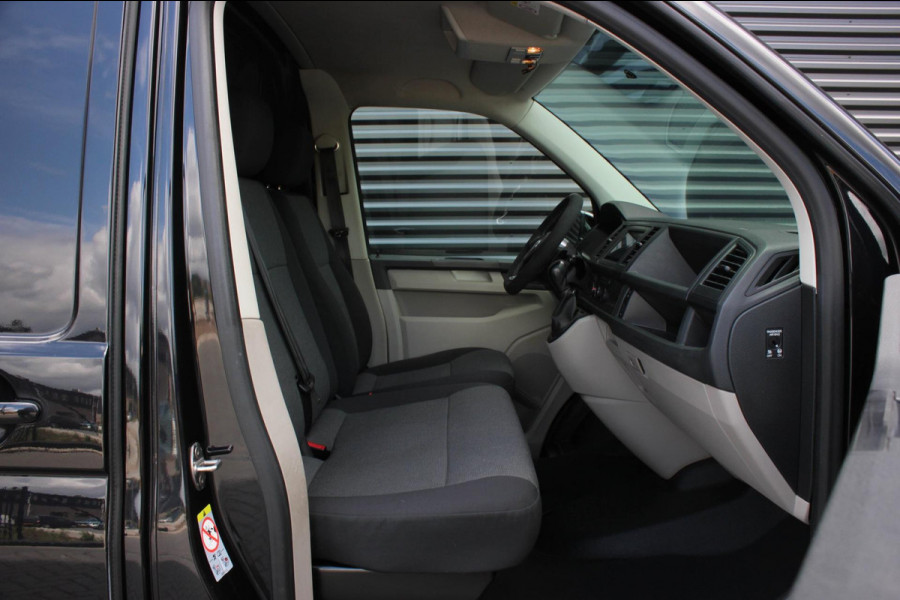 Volkswagen Transporter 2.0 TDI L2H1 150PK / APPLE CARPLAY / VERLAAGD / ALCANTARA STUUR / FULL BLACK / TREKAAK / SPOILER / CRUISE