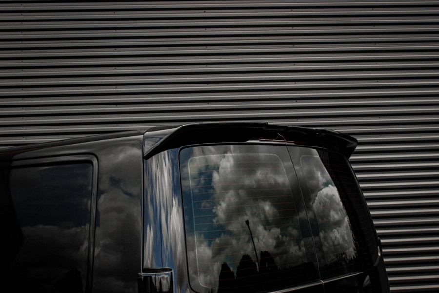 Volkswagen Transporter 2.0 TDI L2H1 150PK / APPLE CARPLAY / VERLAAGD / ALCANTARA STUUR / FULL BLACK / TREKAAK / SPOILER / CRUISE