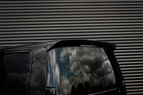 Volkswagen Transporter 2.0 TDI L2H1 150PK / APPLE CARPLAY / VERLAAGD / ALCANTARA STUUR / FULL BLACK / TREKAAK / SPOILER / CRUISE
