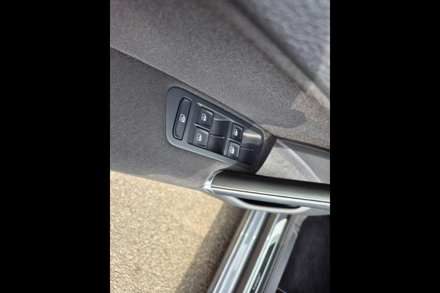 Volkswagen Golf 1.5 TSI Highline DSG-7 Navi, Clima, Cruise, LED