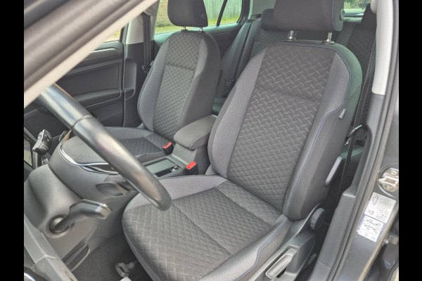 Volkswagen Golf 1.5 TSI Highline DSG-7 Navi, Clima, Cruise, LED