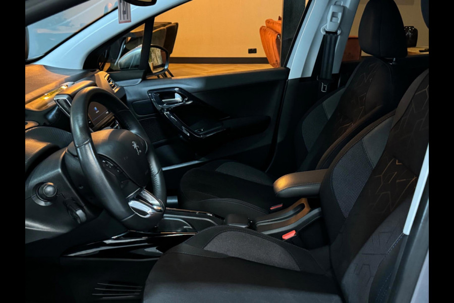 Peugeot 2008 1.2 PureTech Signature Garantie CarPlay StoelVW Parkeersensoren Cruise Navi Led Rijklaar