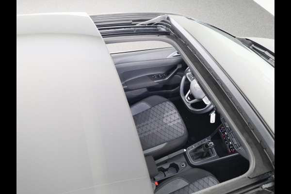 Volkswagen Polo 1.0 TSI R-Line 95PK Automaat (DSG) | Panorama dak | IQ Matrix led koplampen | Navigatie | Parkeercamera | Stoelverwarming | 17" LM velgen |