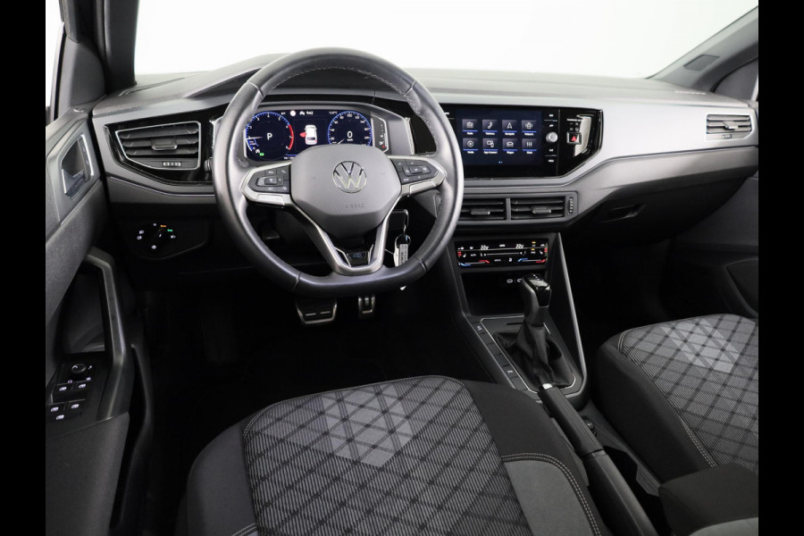 Volkswagen Polo 1.0 TSI R-Line 95PK Automaat (DSG) | Panorama dak | IQ Matrix led koplampen | Navigatie | Parkeercamera | Stoelverwarming | 17" LM velgen |