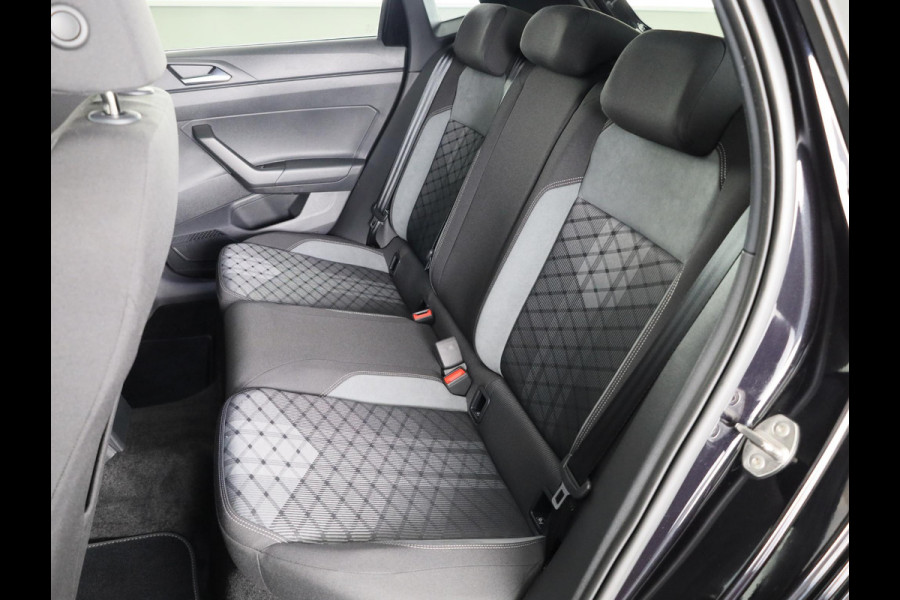 Volkswagen Polo 1.0 TSI R-Line 95PK Automaat (DSG) | Panorama dak | IQ Matrix led koplampen | Navigatie | Parkeercamera | Stoelverwarming | 17" LM velgen |