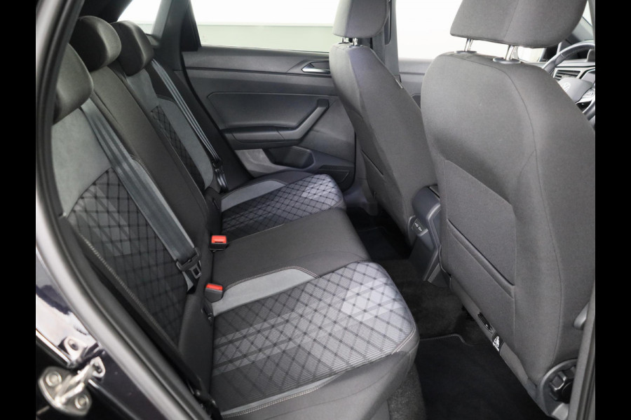 Volkswagen Polo 1.0 TSI R-Line 95PK Automaat (DSG) | Panorama dak | IQ Matrix led koplampen | Navigatie | Parkeercamera | Stoelverwarming | 17" LM velgen |