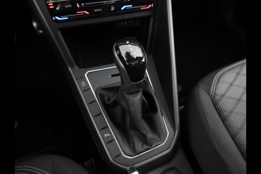 Volkswagen Polo 1.0 TSI R-Line 95PK Automaat (DSG) | Panorama dak | IQ Matrix led koplampen | Navigatie | Parkeercamera | Stoelverwarming | 17" LM velgen |