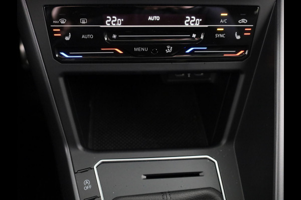 Volkswagen Polo 1.0 TSI R-Line 95PK Automaat (DSG) | Panorama dak | IQ Matrix led koplampen | Navigatie | Parkeercamera | Stoelverwarming | 17" LM velgen |