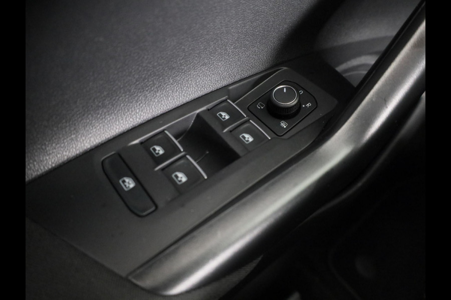 Volkswagen Polo 1.0 TSI R-Line 95PK Automaat (DSG) | Panorama dak | IQ Matrix led koplampen | Navigatie | Parkeercamera | Stoelverwarming | 17" LM velgen |