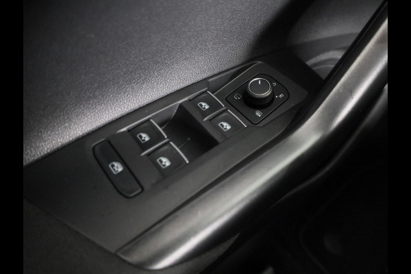 Volkswagen Polo 1.0 TSI R-Line 95PK Automaat (DSG) | Panorama dak | IQ Matrix led koplampen | Navigatie | Parkeercamera | Stoelverwarming | 17" LM velgen |